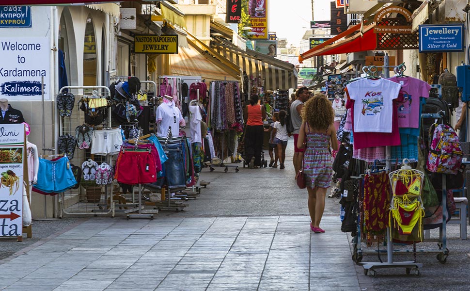 Πεζόδρομος με τουριστικά μαγαζιά στην Καρδάμαινα