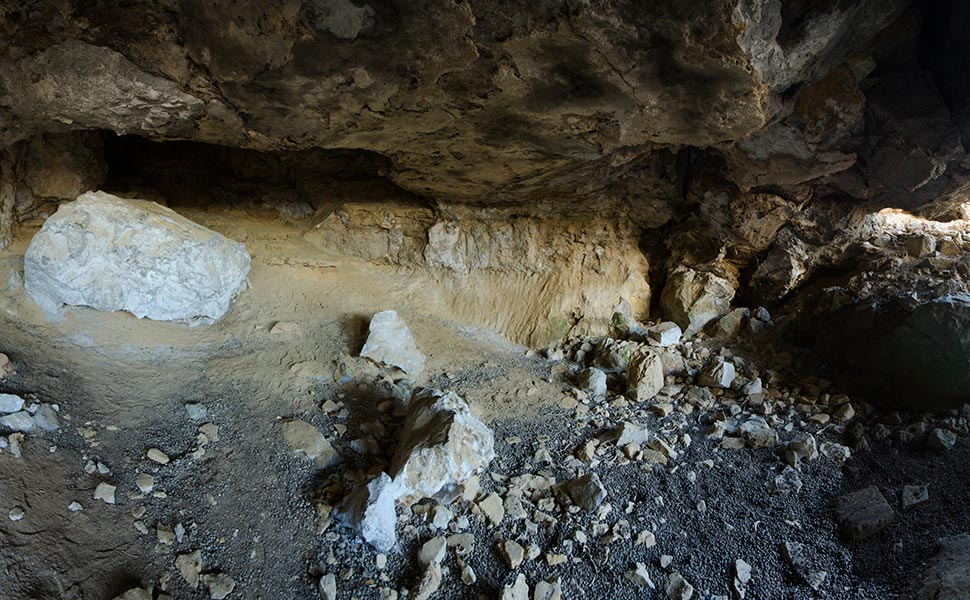 Σπηλιά άσπρης πέτρας