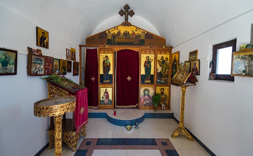 Το εσωτερικό από το  εξωκλήσι του Άγιου Μάμα στην Κέφαλο.