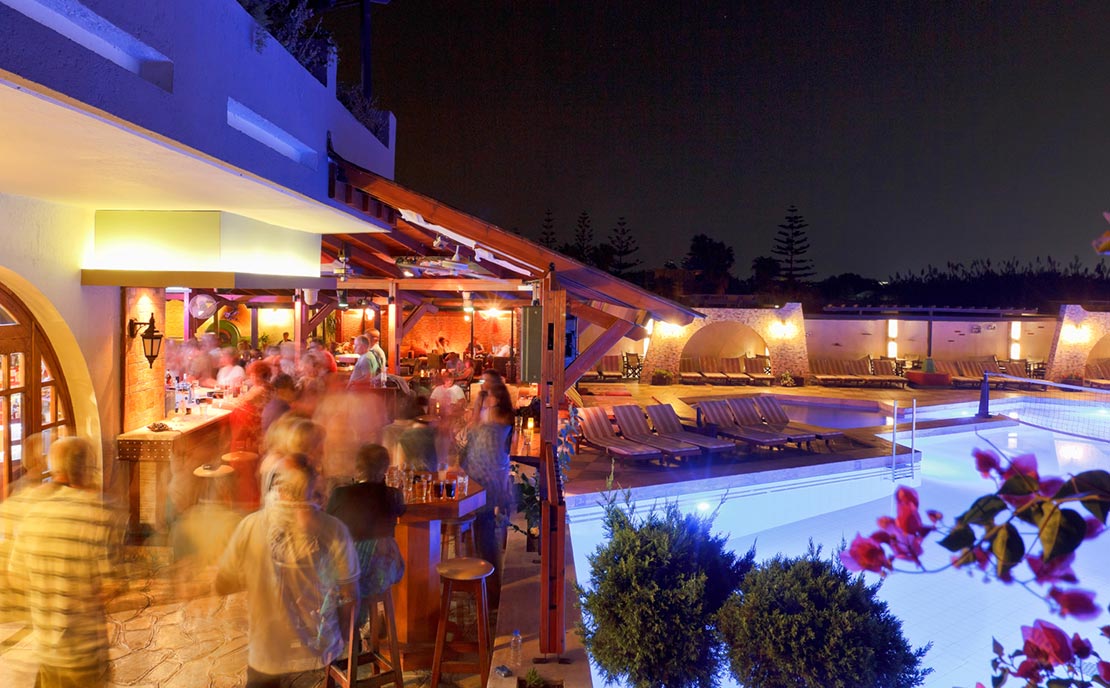 Διασκέδαση στο μπαρ της  πισίνας στο Ξενοδοχείο Gaia Garden