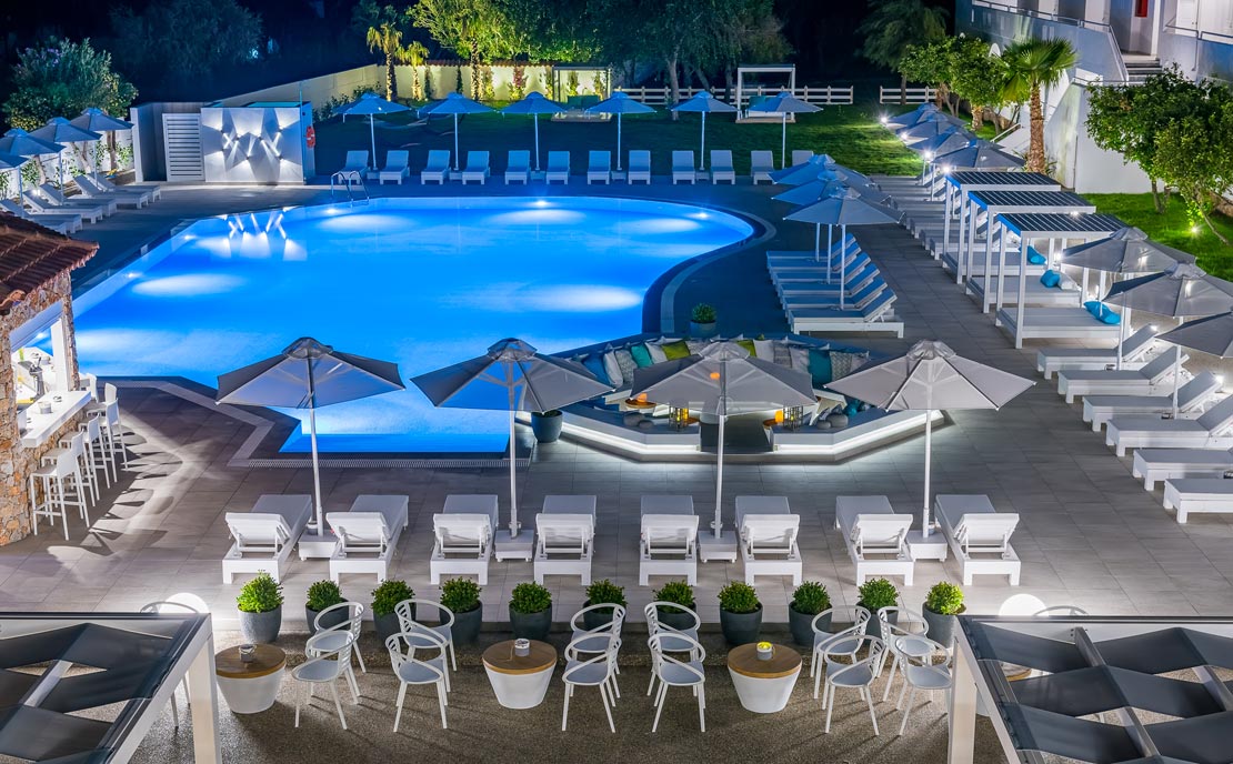 Νυχτερινή λήψη πισίνας στο Ξενοδοχείο Gaia In Style