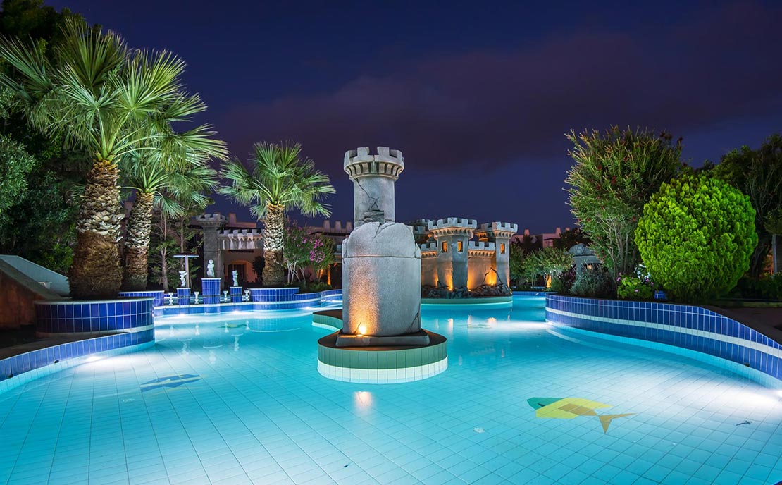 Κάστρο στην πισίνα του Ξενοδοχείου Gaia Royal