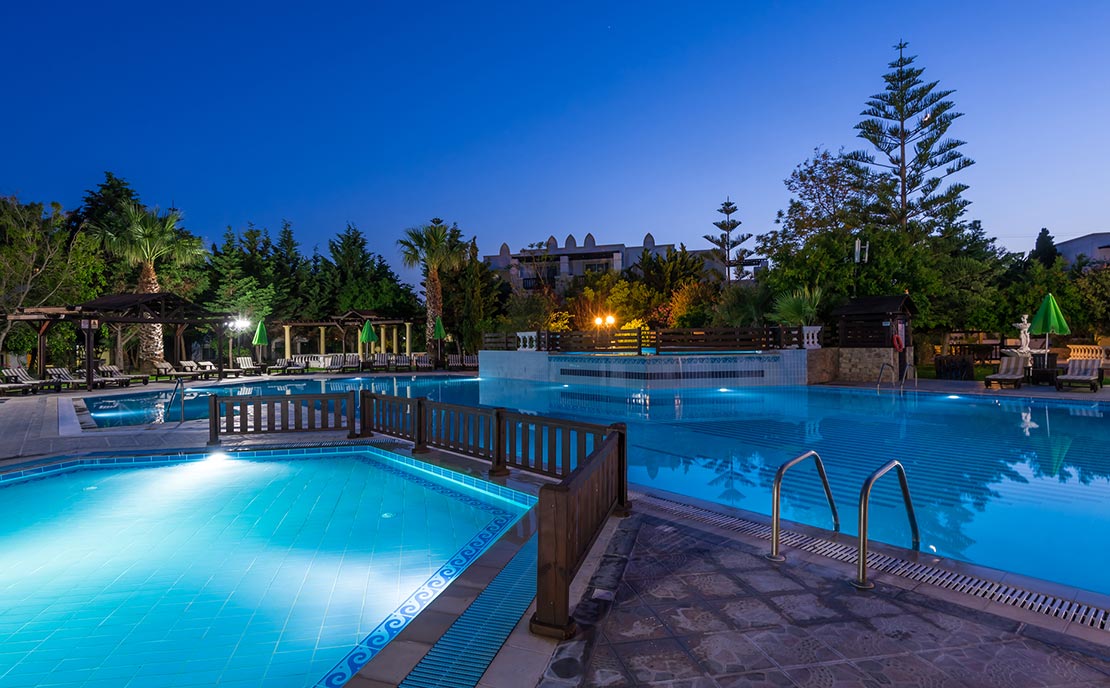 Πισίνα νυχτερινή λήψη στο Ξενοδοχείο Gaia Royal 