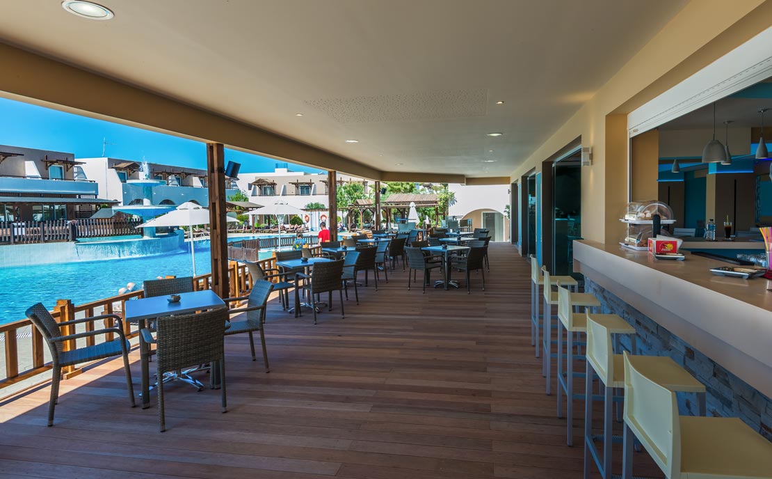 Βεράντα μπαρ πισίνας στο Ξενοδοχείο Gaia Village